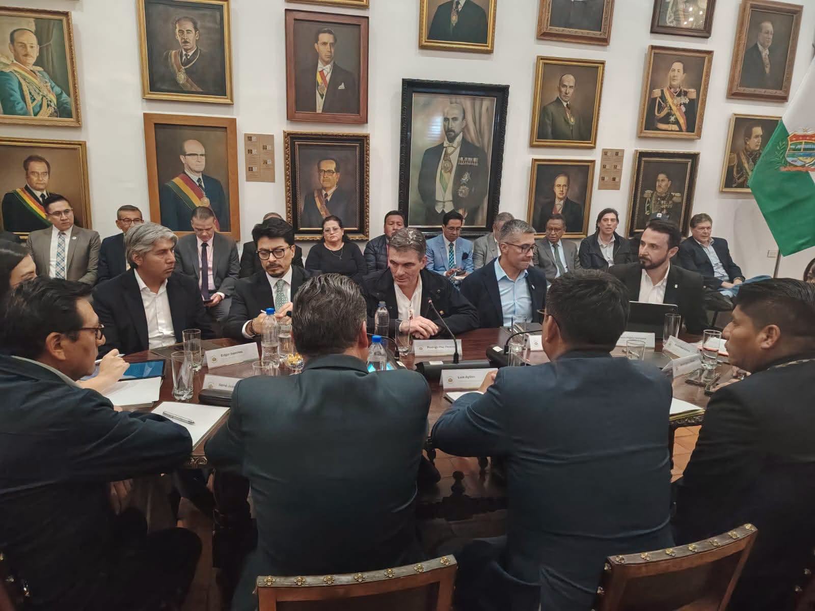 Nuestra primera autoridad departamental, Edgar Sánchez, participa en el encuentro de Gobernadores en la ciudad de Sucre, junto al Presidente Rodrigo Paz.