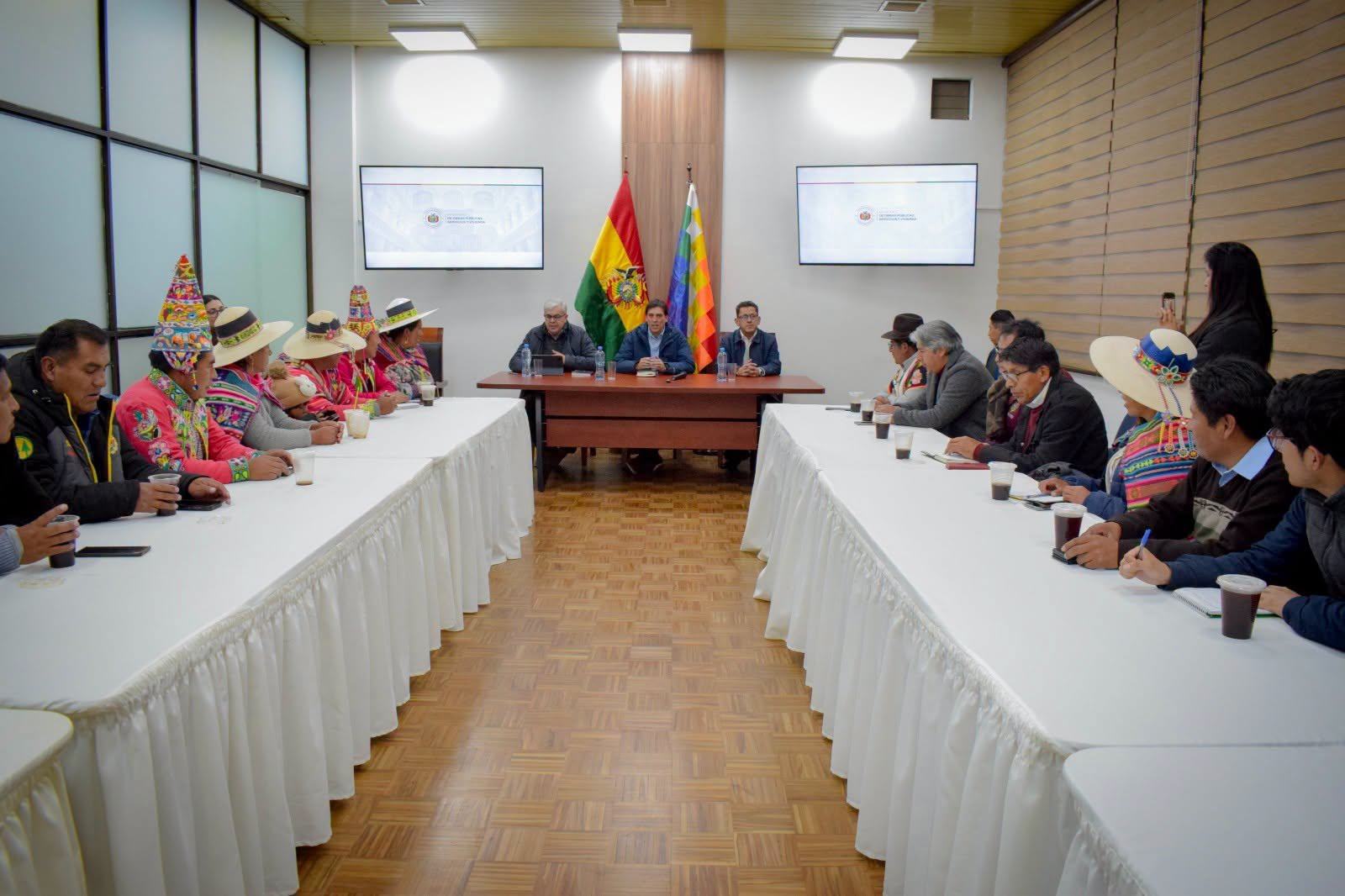 Estamos avanzando en los acuerdos de pacificación entre los Ayllus en Paz de Oruro y nuestros hermanos de Potosí, haciendo énfasis en proyectos viales.